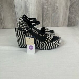 Stylish Black and White Platform Sandals -6.5